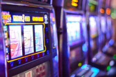 freespin123 Lightning Baccarat live dealer table showing card deal and multiplier display